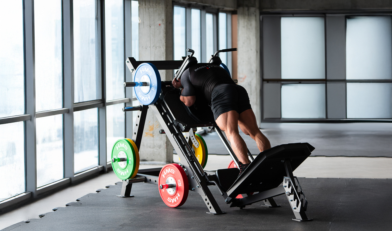 Sprzęt na siłownię — architektura „capacity first”: jak złożyć strefę, która wytrzyma szczyt ruchu (dom, studio, klub)